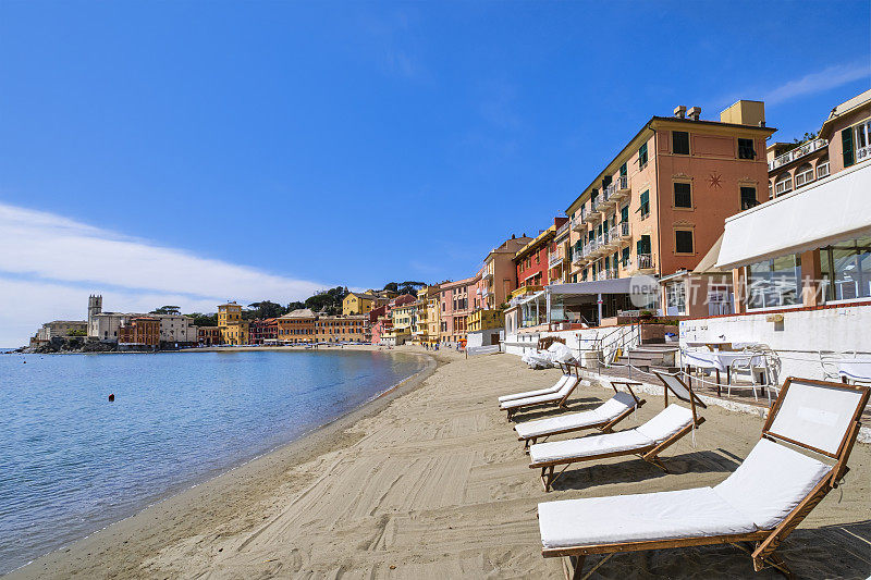 位于Sestri Levante的Baia del Silenzio(沉默湾)，周围是特色的彩色建筑——意大利利古里亚